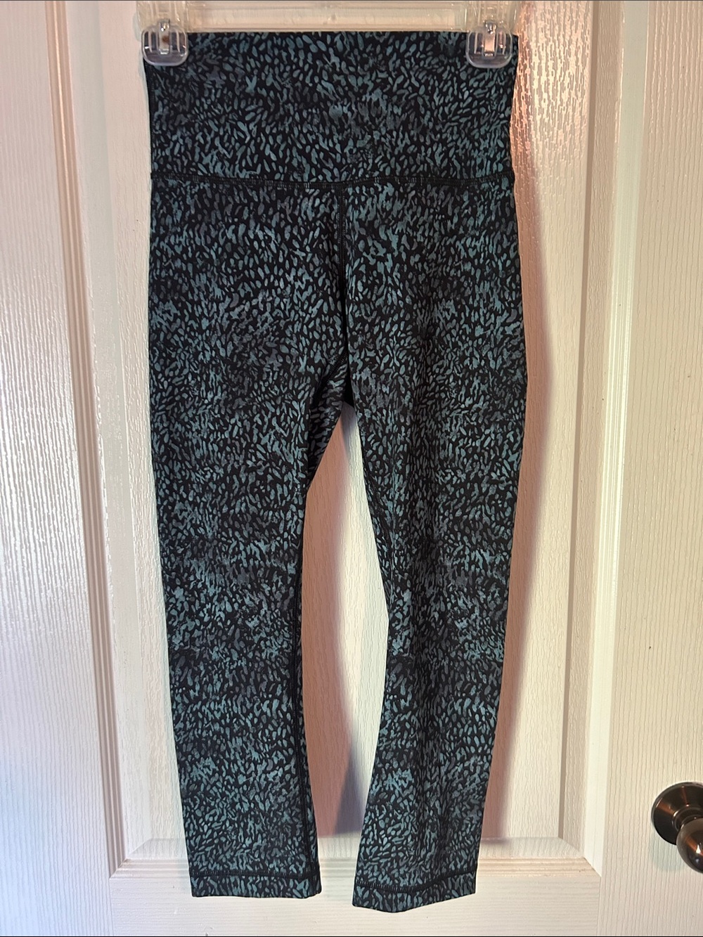 Lululemon Black and Teal Patterned Active Leggings